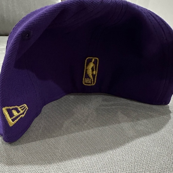 Men's Los Angeles Lakers New Era Purple Shield 59FIFTY Fitted Hat - Picture 8 of 15